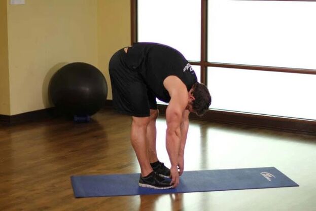 Exercițiu pentru artroză de șold - înclinare cu atingerea picioarelor