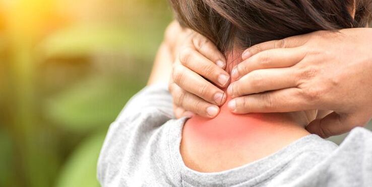 durere la nivelul coloanei cervicale a unei femei